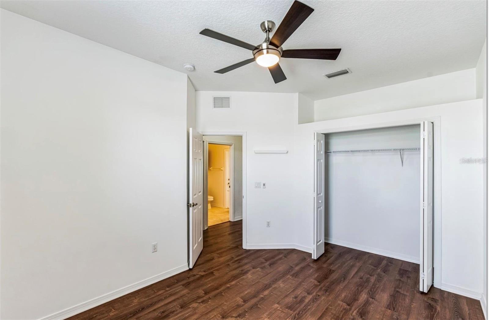 Listing photo id 11 for 4901 Culdesac Court