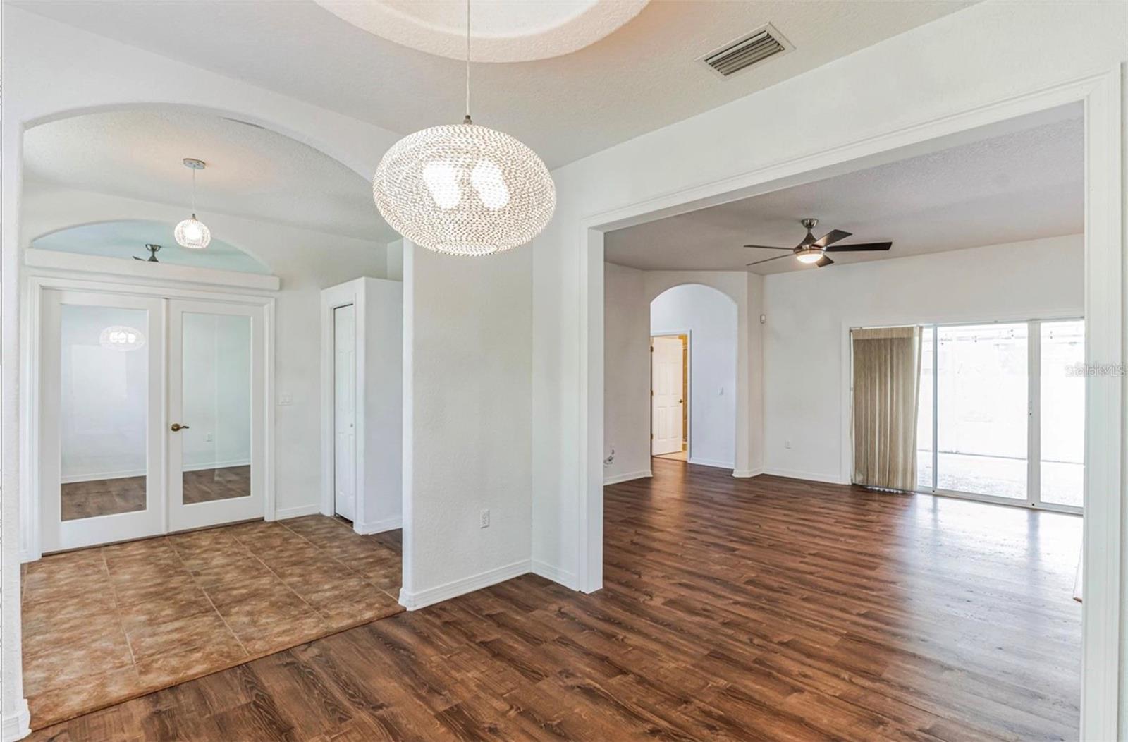 Listing photo id 2 for 4901 Culdesac Court