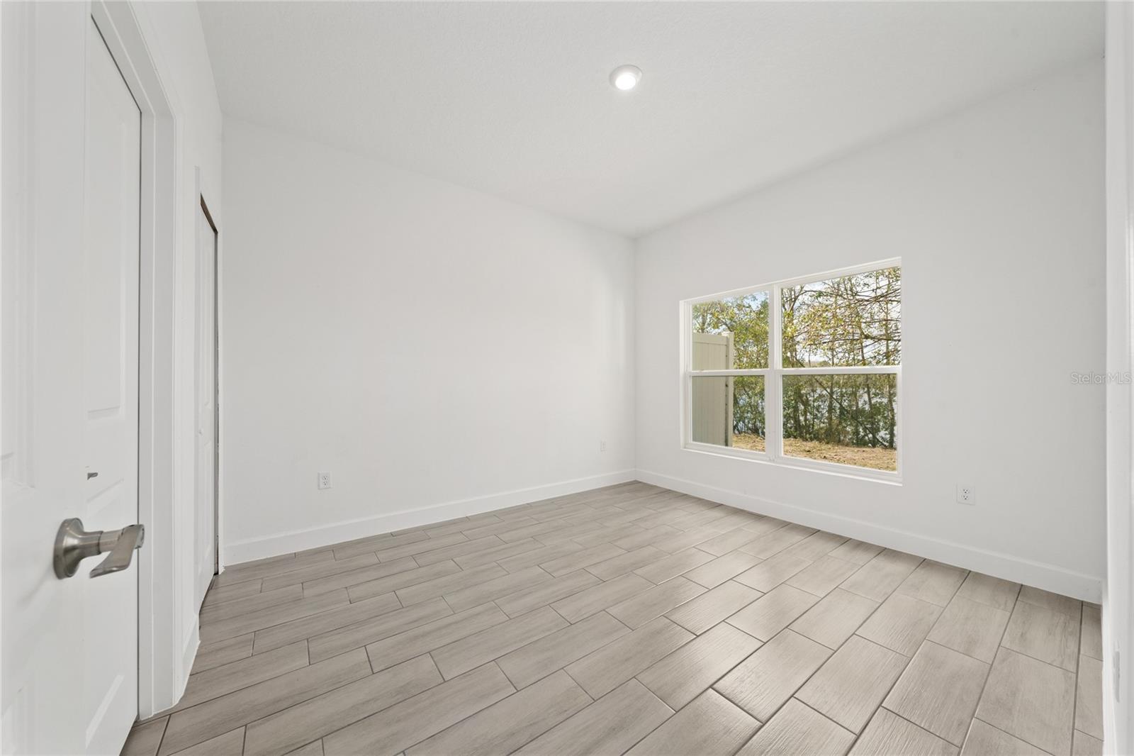 Image 8 of 43 For 460 Lake Shore Parkway