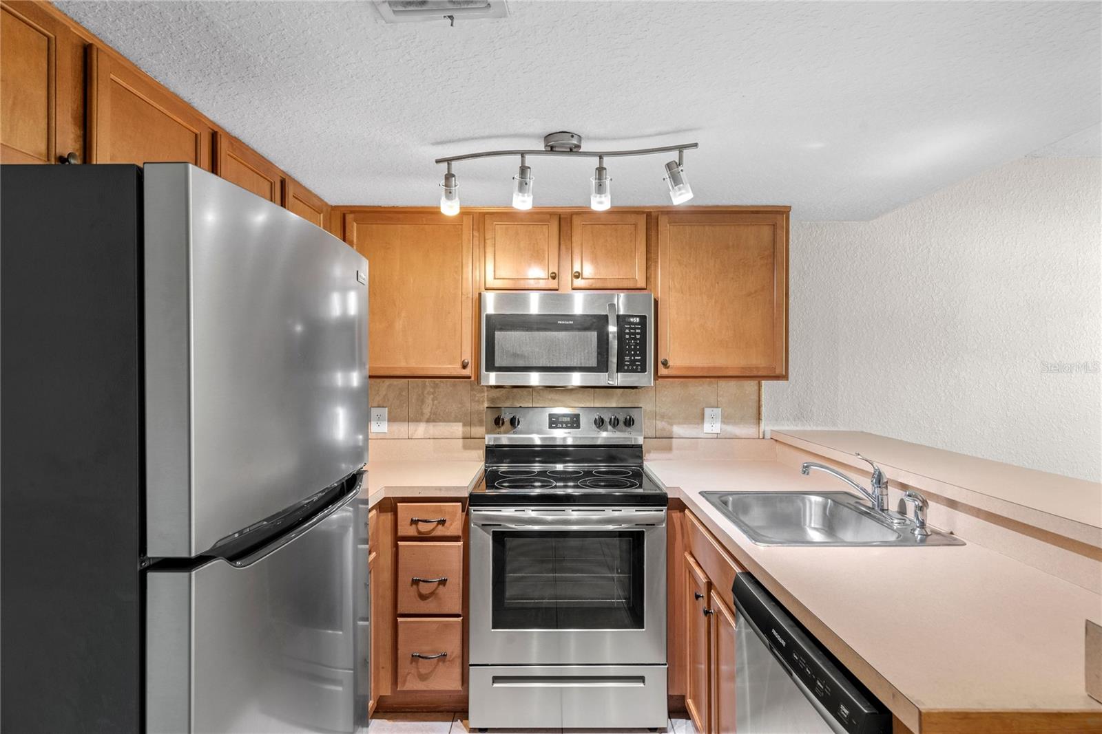 Image 5 of 23 For 210 East Street B