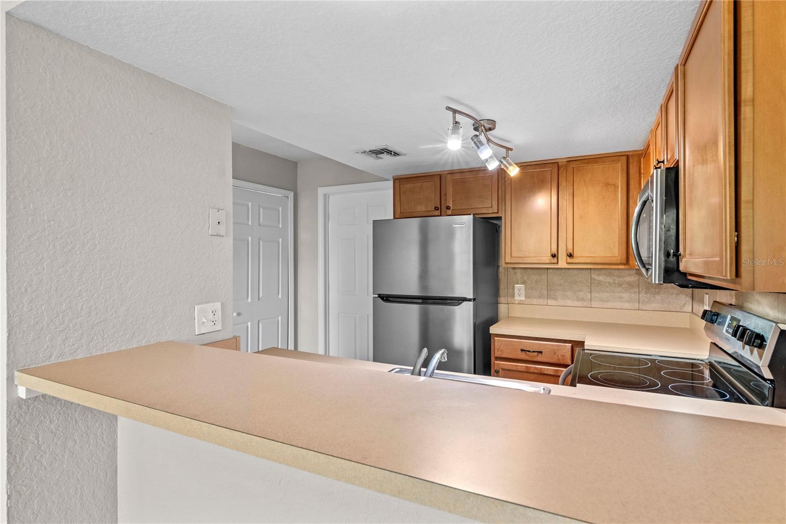 Image 7 of 23 For 210 East Street B