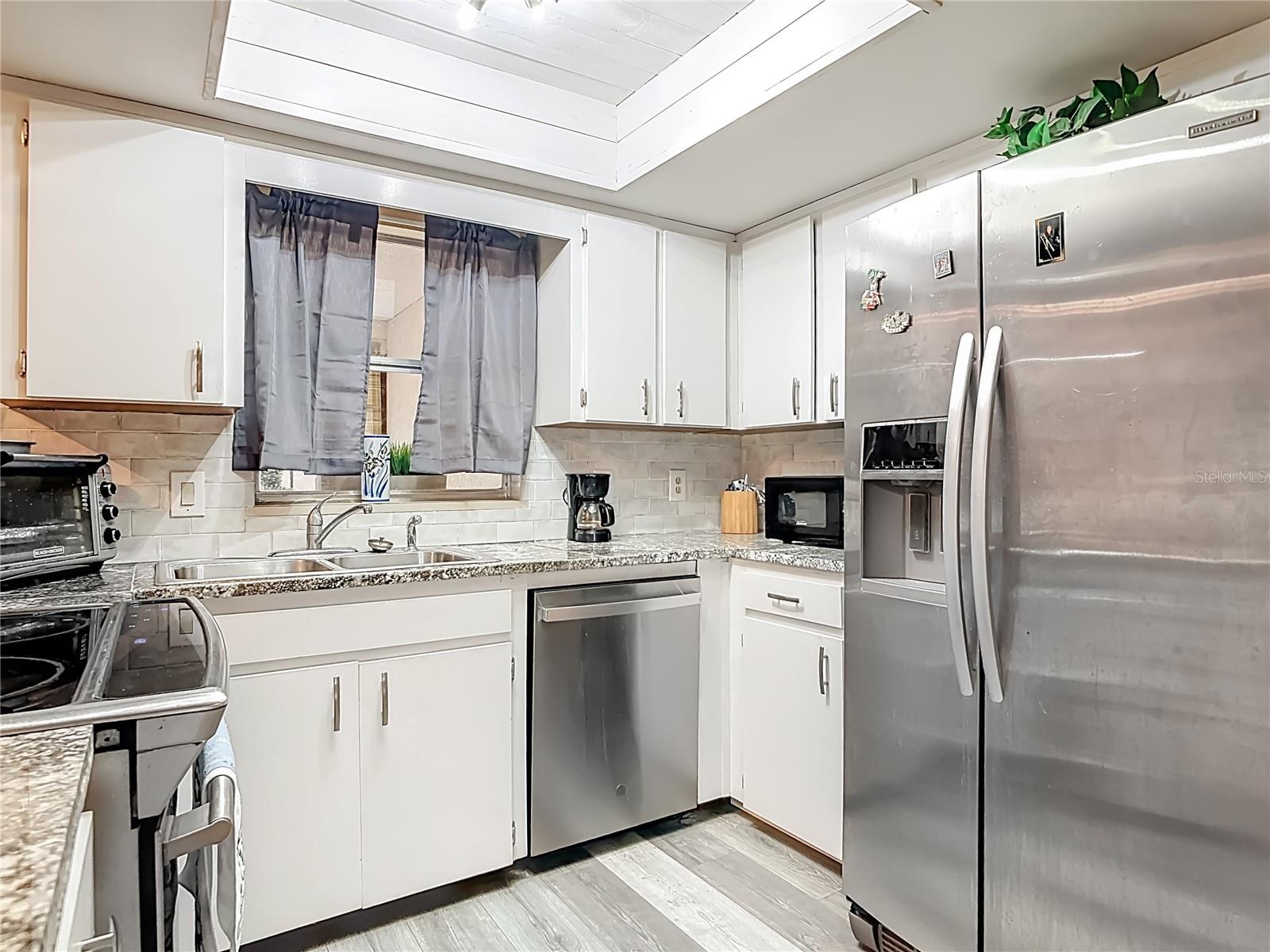 Image 17 of 47 For 2091 Oldham Avenue