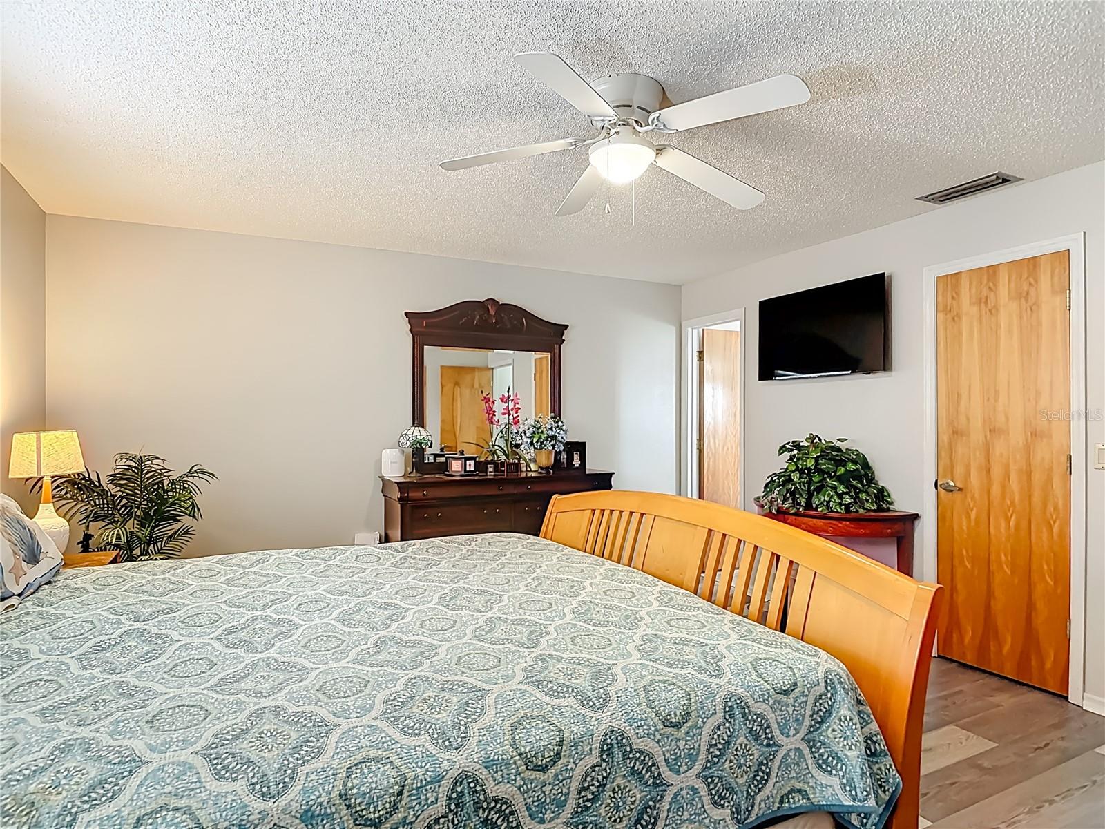 Image 24 of 47 For 2091 Oldham Avenue