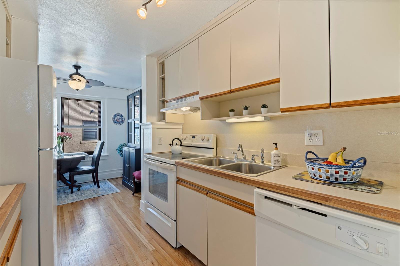 Image 14 of 49 For 130 4th Avenue N 602