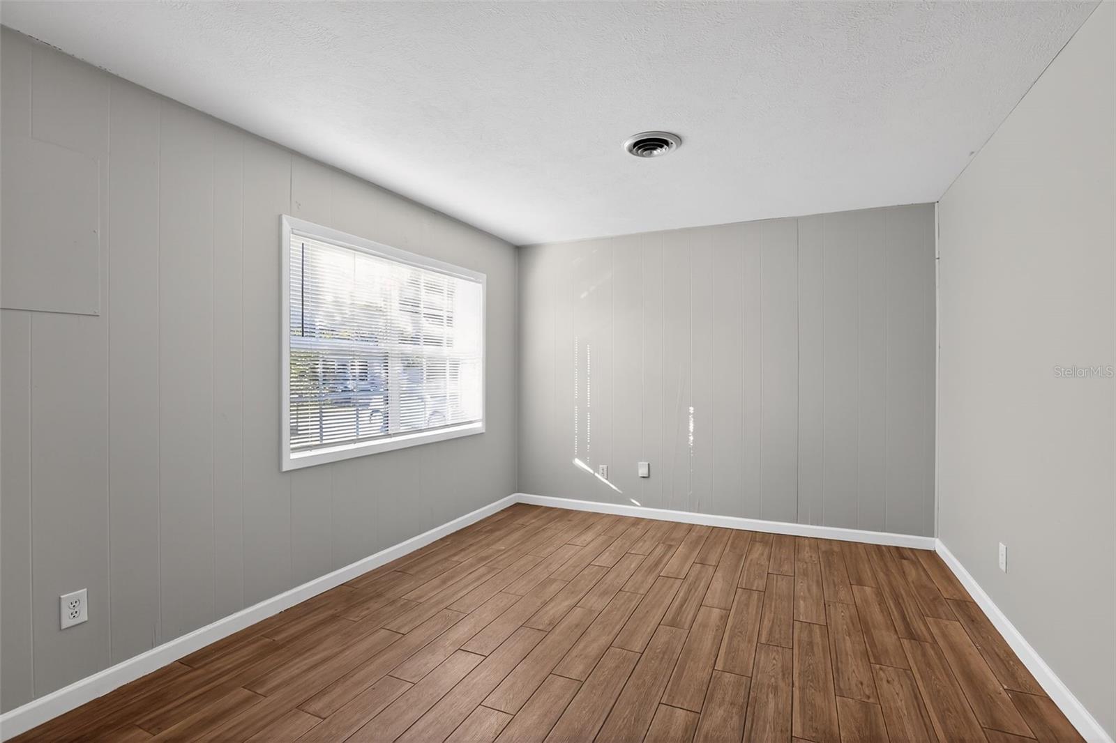 Image 16 of 28 For 724 Oaklando Drive