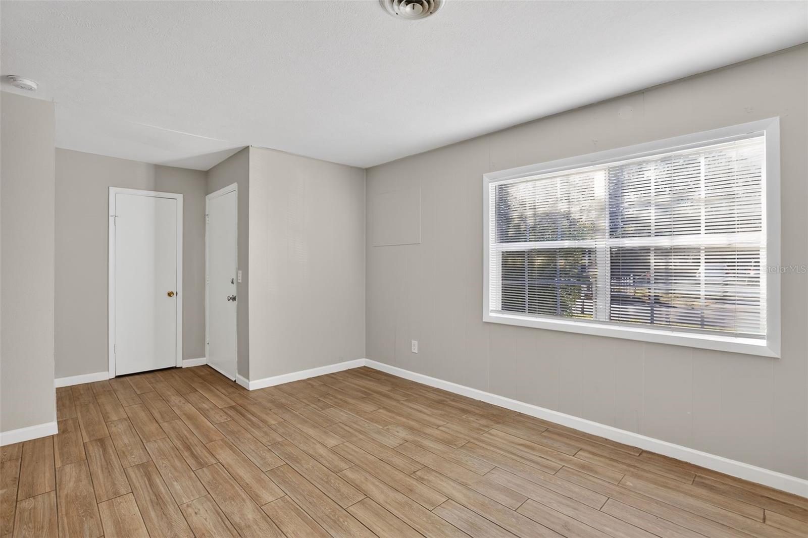 Image 19 of 28 For 724 Oaklando Drive