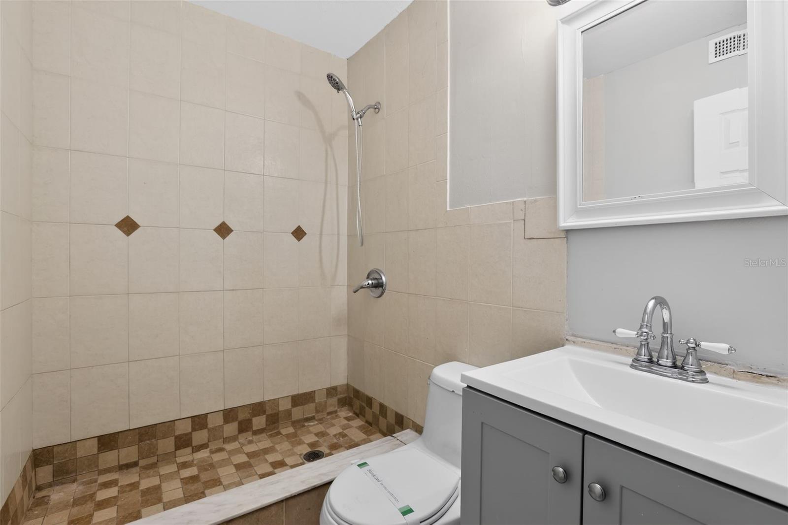 Image 21 of 28 For 724 Oaklando Drive