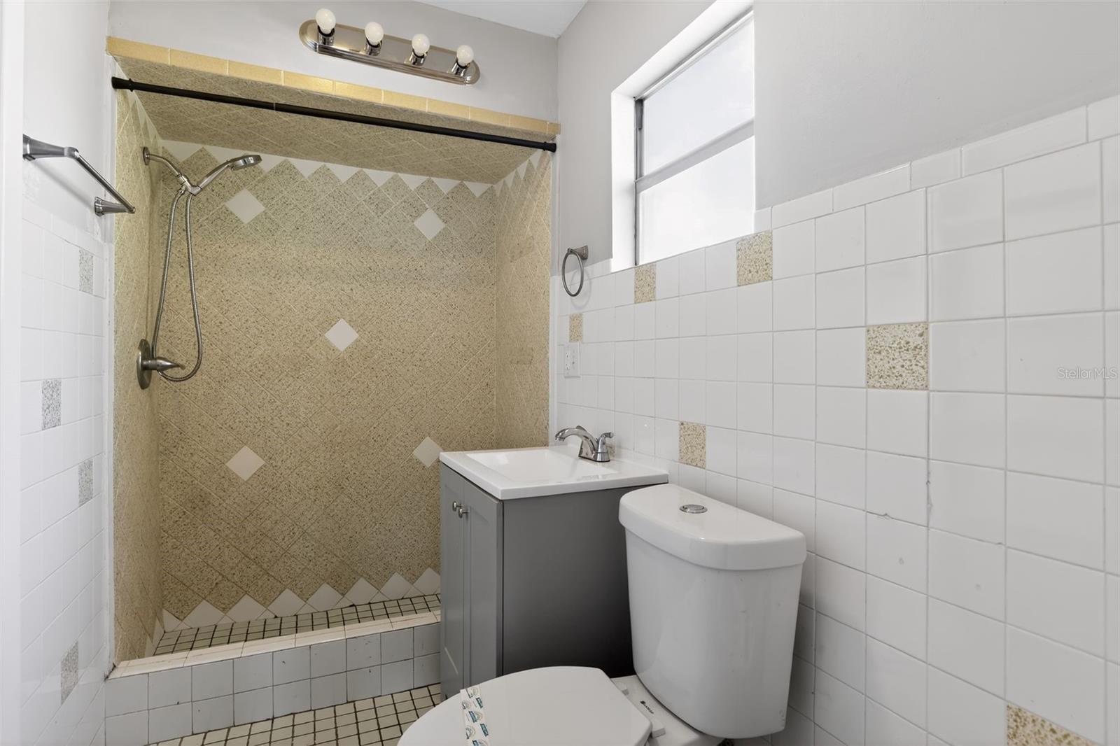 Image 22 of 28 For 724 Oaklando Drive