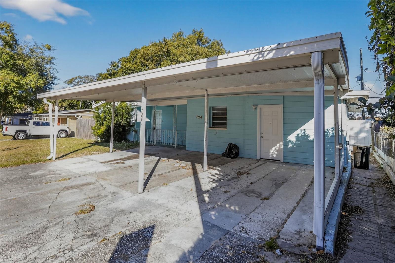 Image 4 of 28 For 724 Oaklando Drive