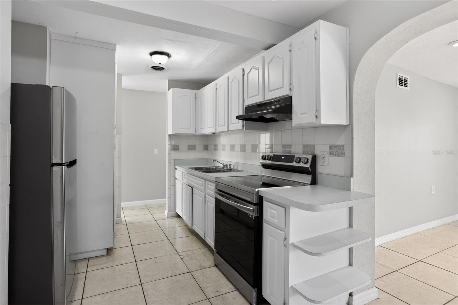 Image 5 of 28 For 724 Oaklando Drive