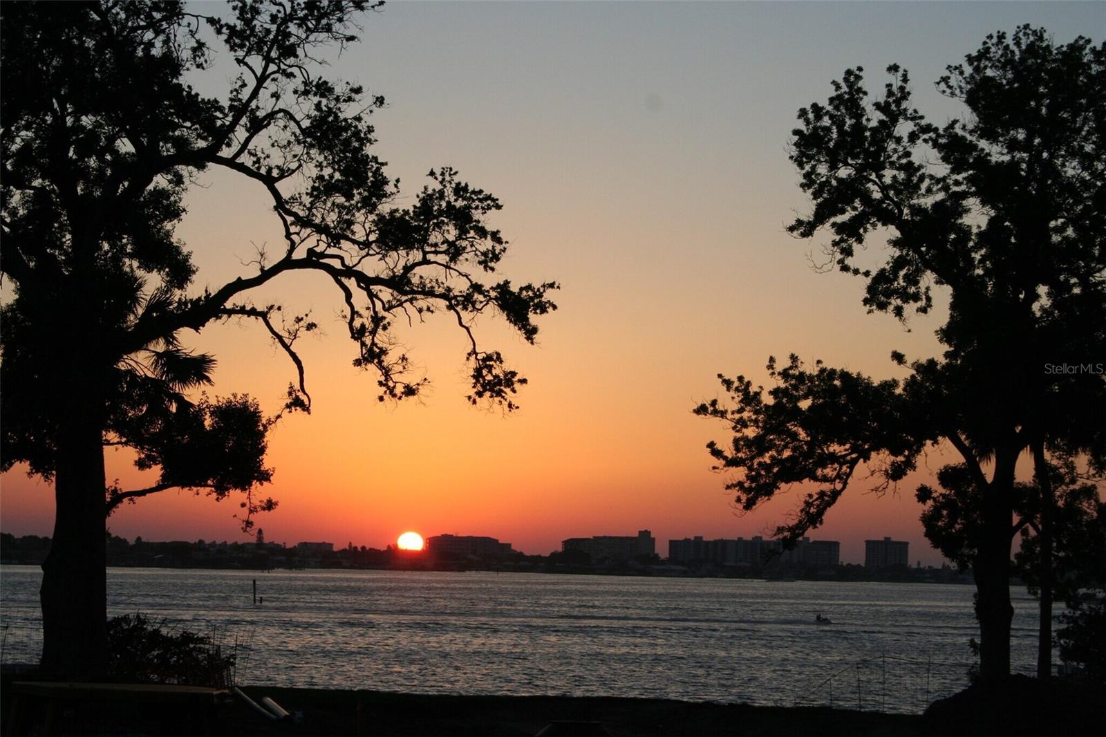 Listing photo id 4 for 300 Palm Bluff Street