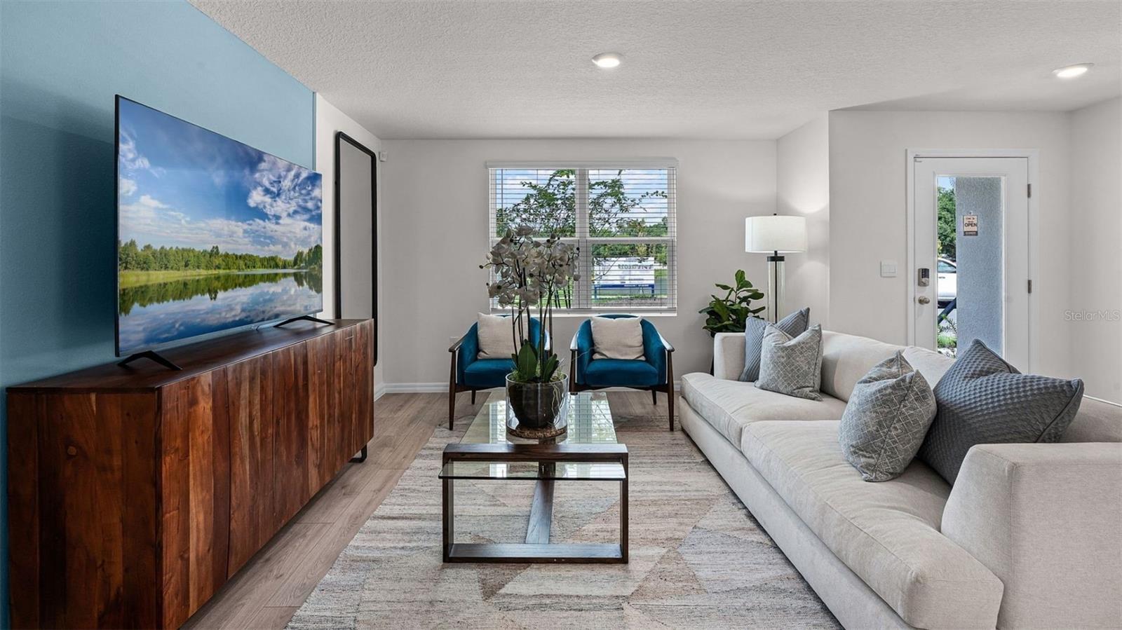 Listing photo id 3 for 4391 Hazel Street