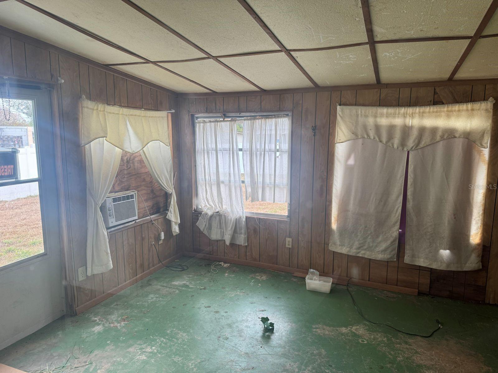 Image 9 of 18 For 2310 Poinsettia Drive