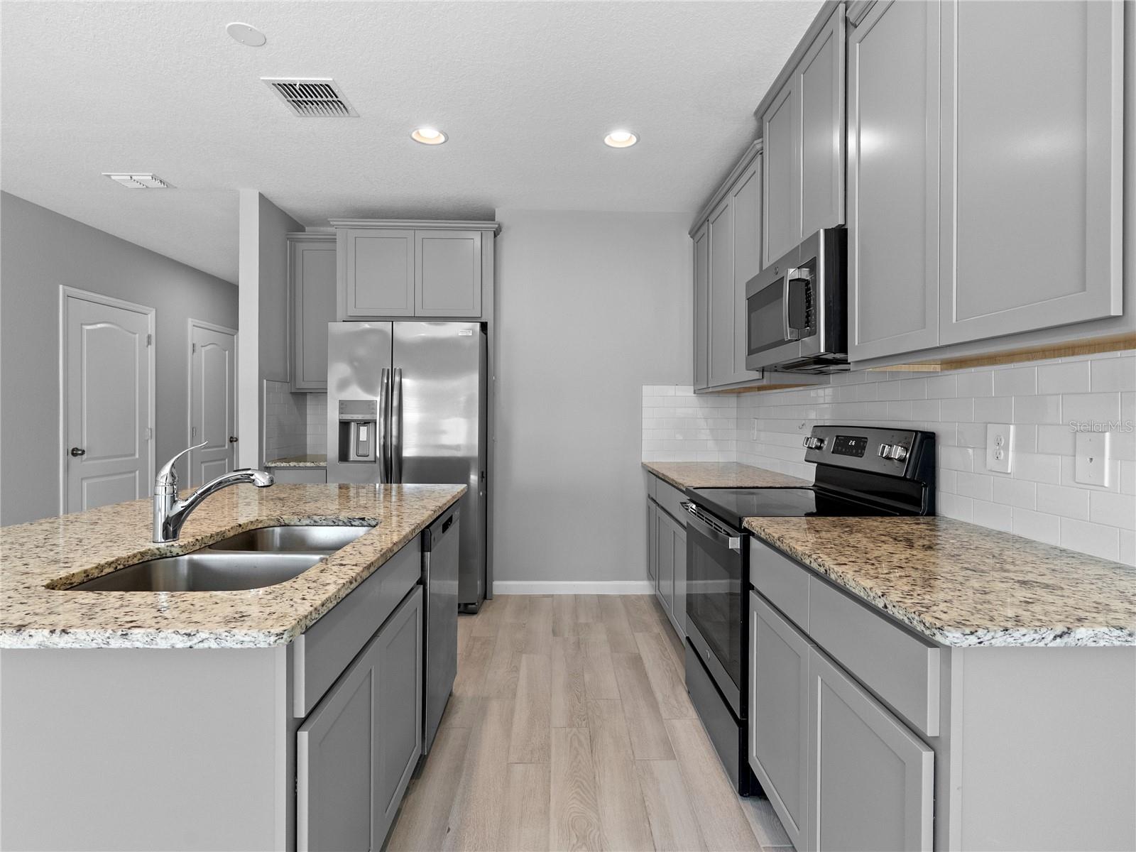 Image 7 of 34 For 463 Cape Honeysuckle Place