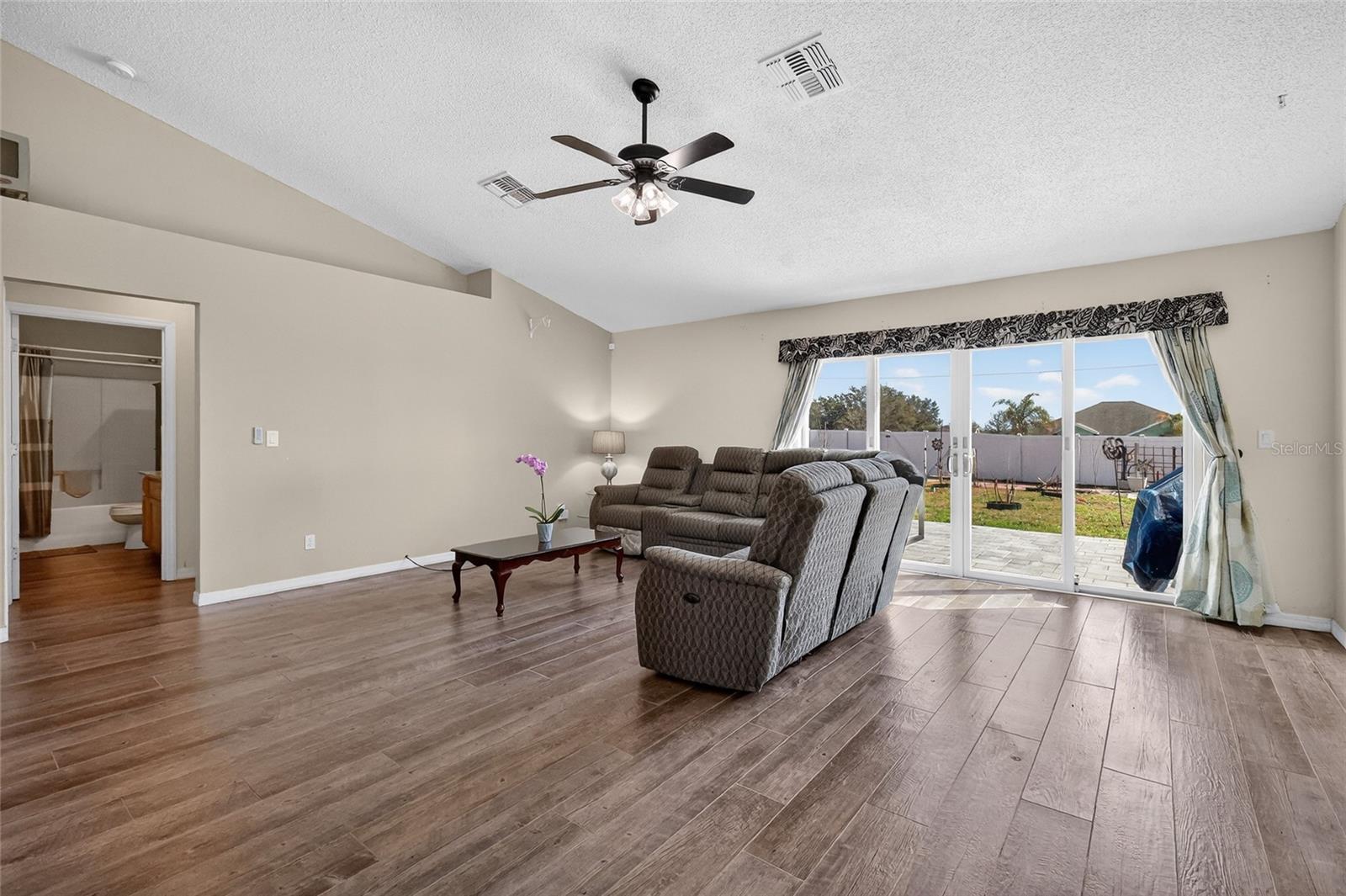 Image 17 of 31 For 2212 Lake Pointe Circle