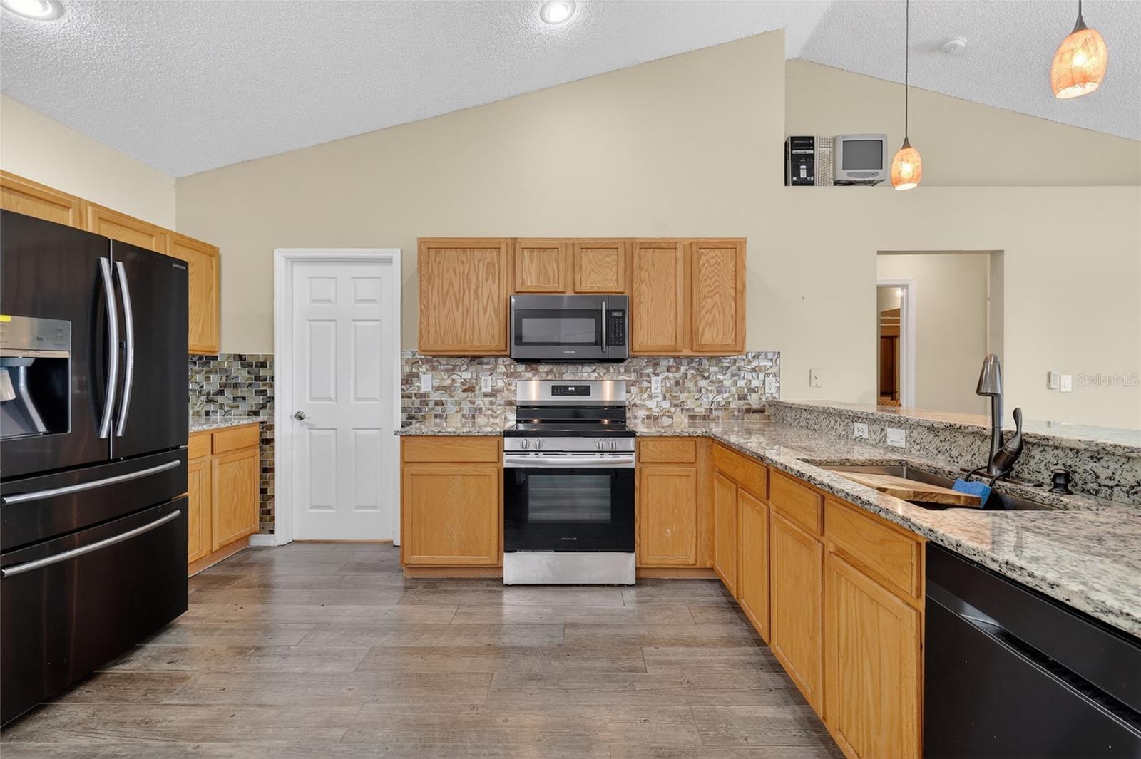 Image 22 of 31 For 2212 Lake Pointe Circle