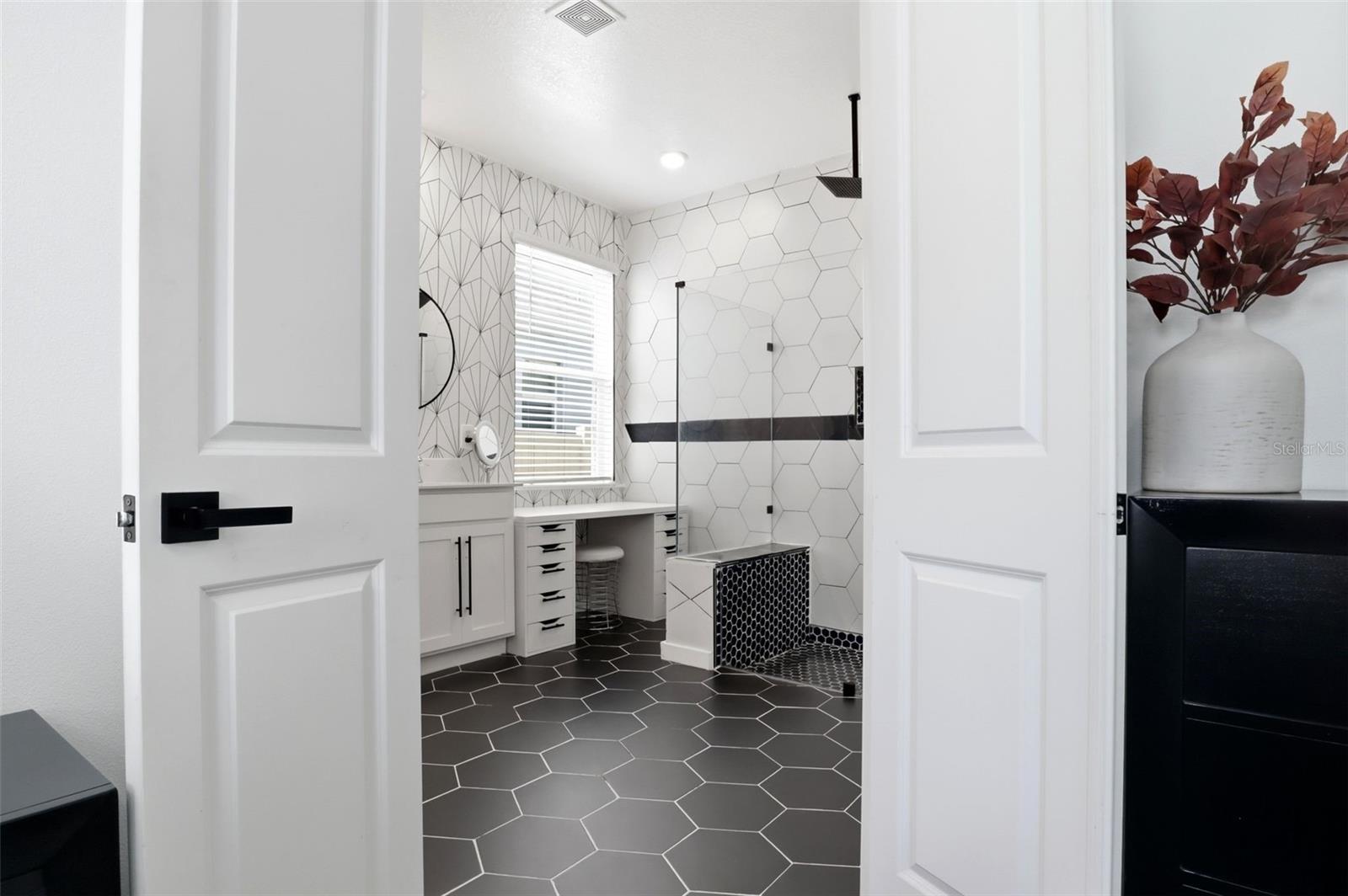 Image 24 of 68 For 6286 Lakepine Street