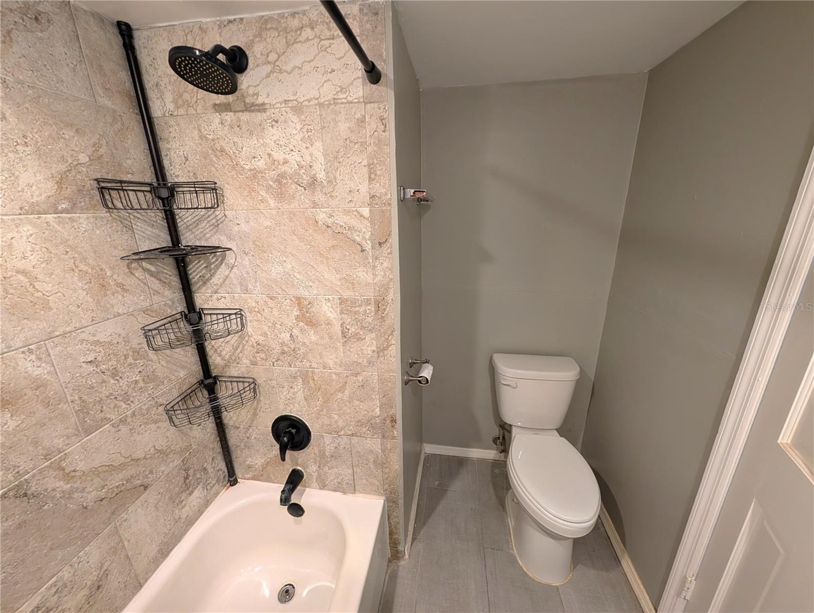 Listing photo id 6 for 6415 Roberts Avenue 103