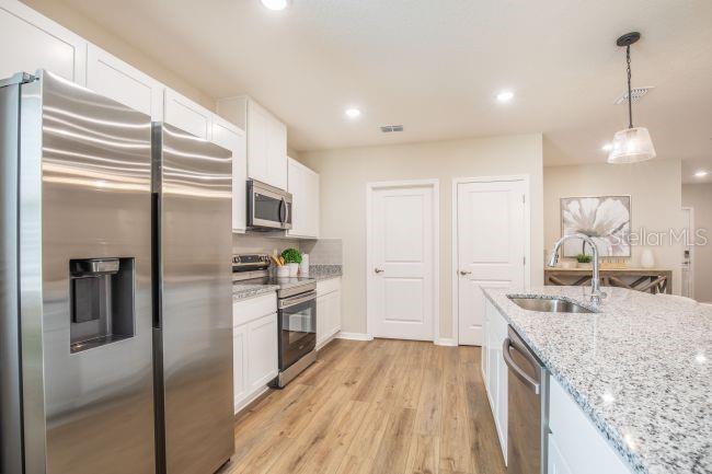 Image 6 of 22 For 593 Broadoak Drive