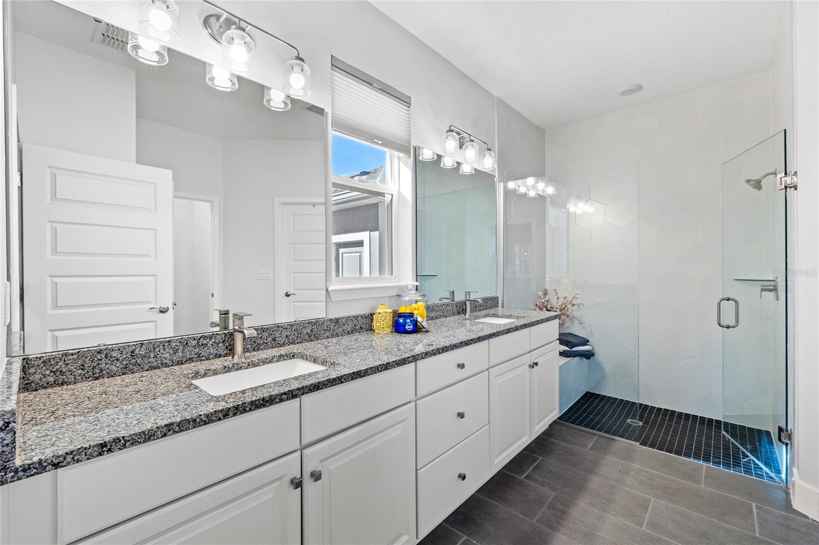 Image 22 of 52 For 15306 Lebeau Loop