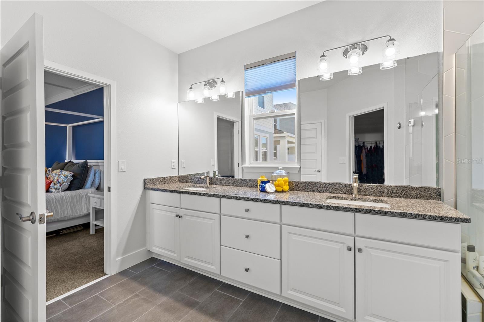 Image 23 of 52 For 15306 Lebeau Loop