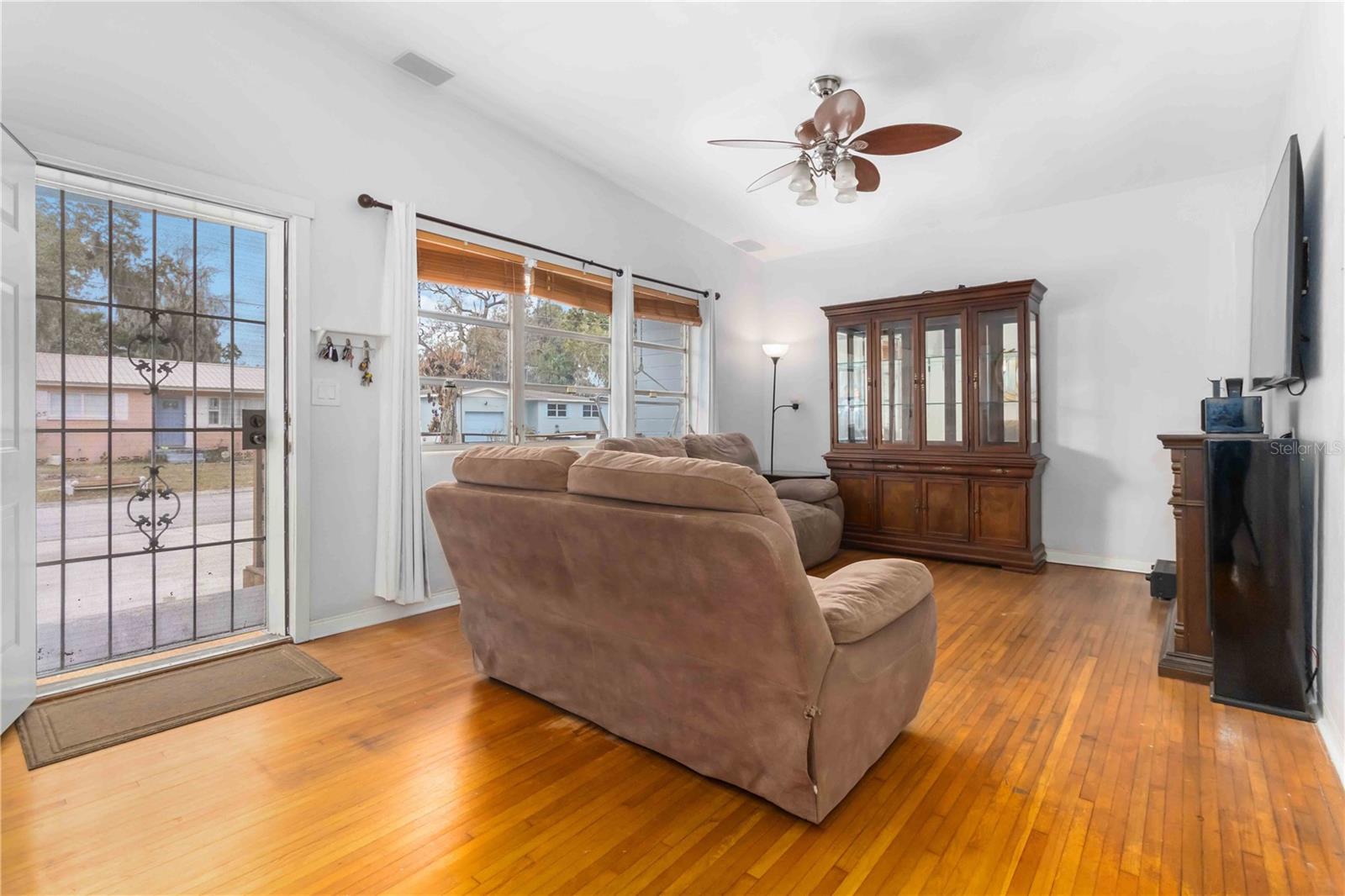 Image 4 of 22 For 160 Oakwood Drive