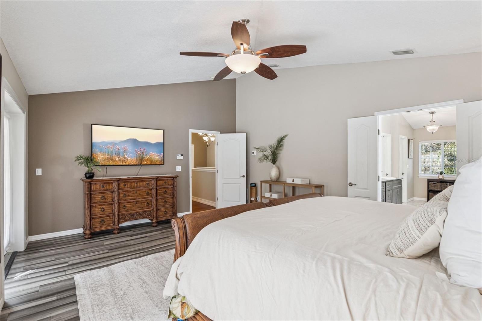 Listing photo id 24 for 1545 Covered Bridge Drive