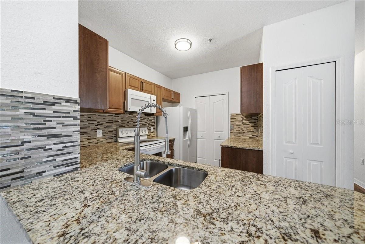 Image 4 of 29 For 6141 Metrowest Boulevard 207