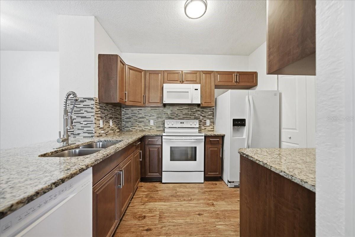 Image 6 of 29 For 6141 Metrowest Boulevard 207