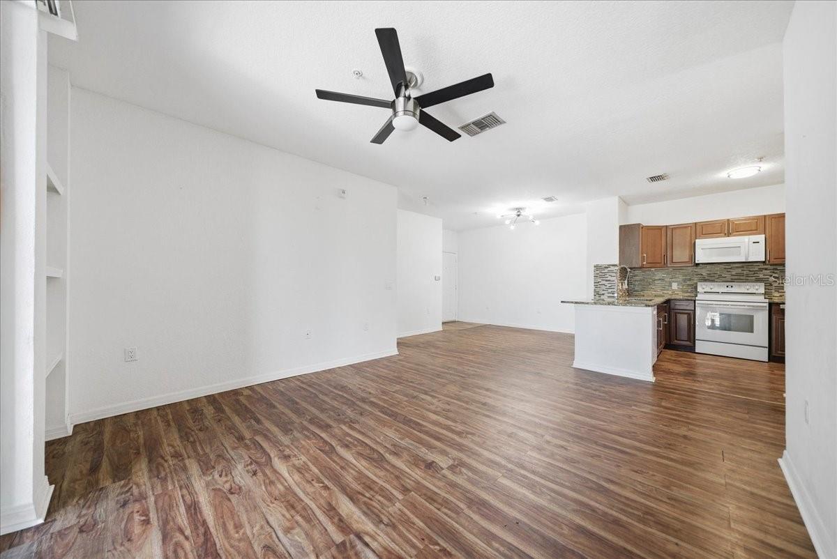 Image 8 of 29 For 6141 Metrowest Boulevard 207