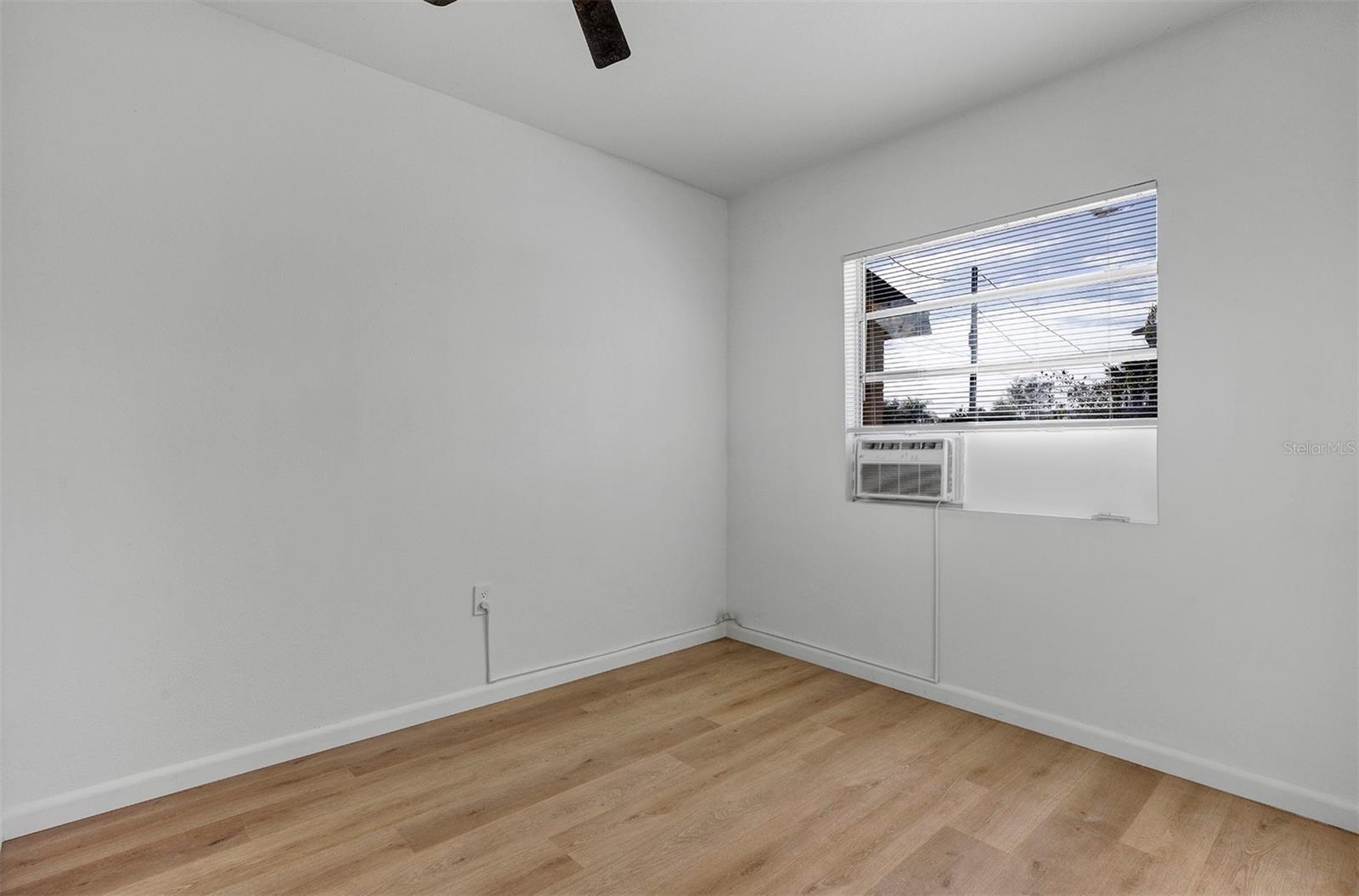 Image 10 of 14 For 734 Thomas Ln  B