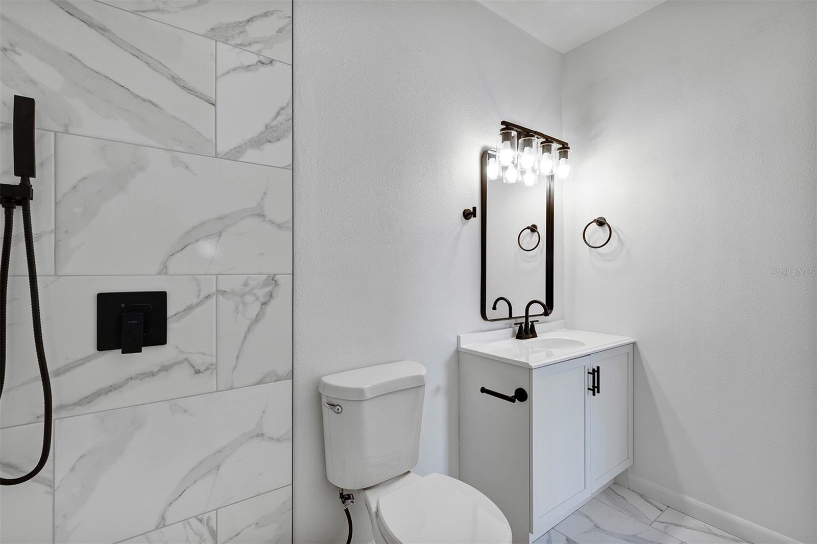 Image 14 of 14 For 734 Thomas Ln  B