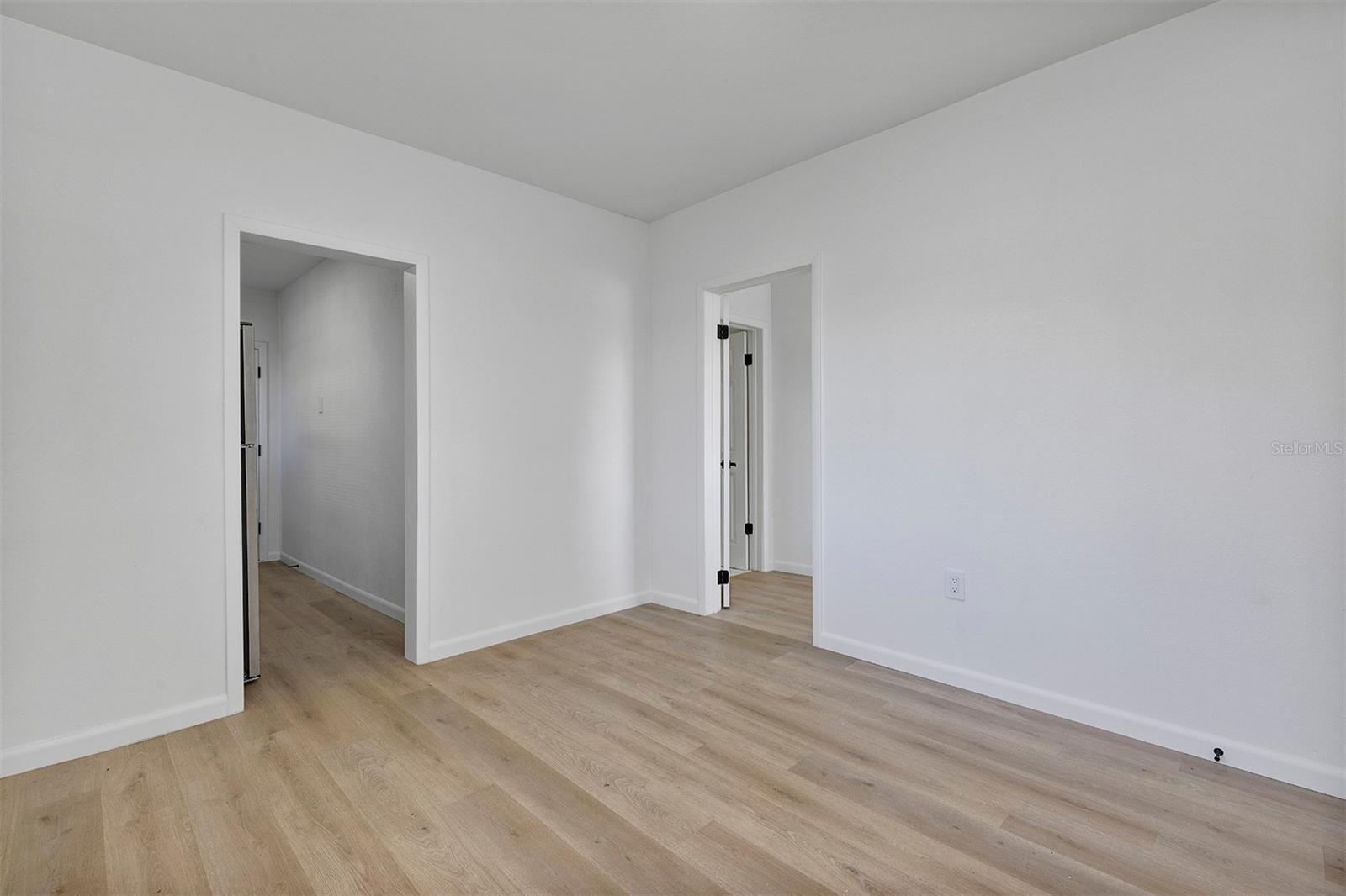 Image 4 of 14 For 734 Thomas Ln  B