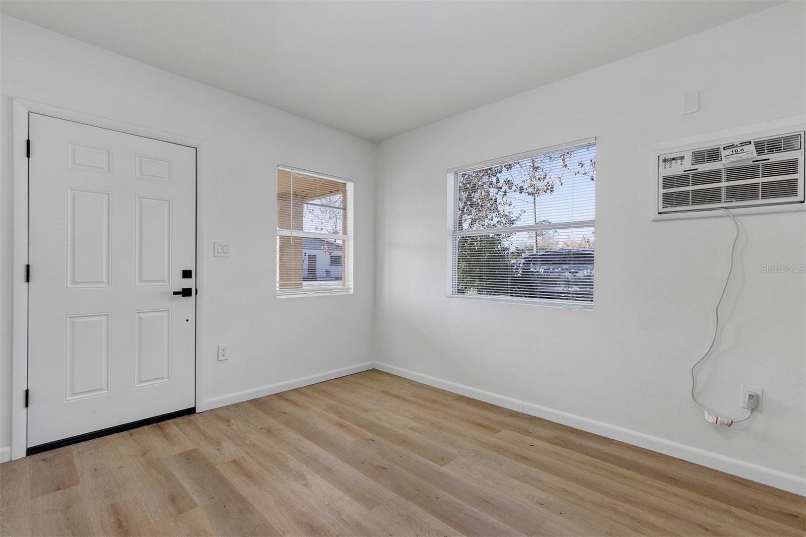 Image 6 of 14 For 734 Thomas Ln  B