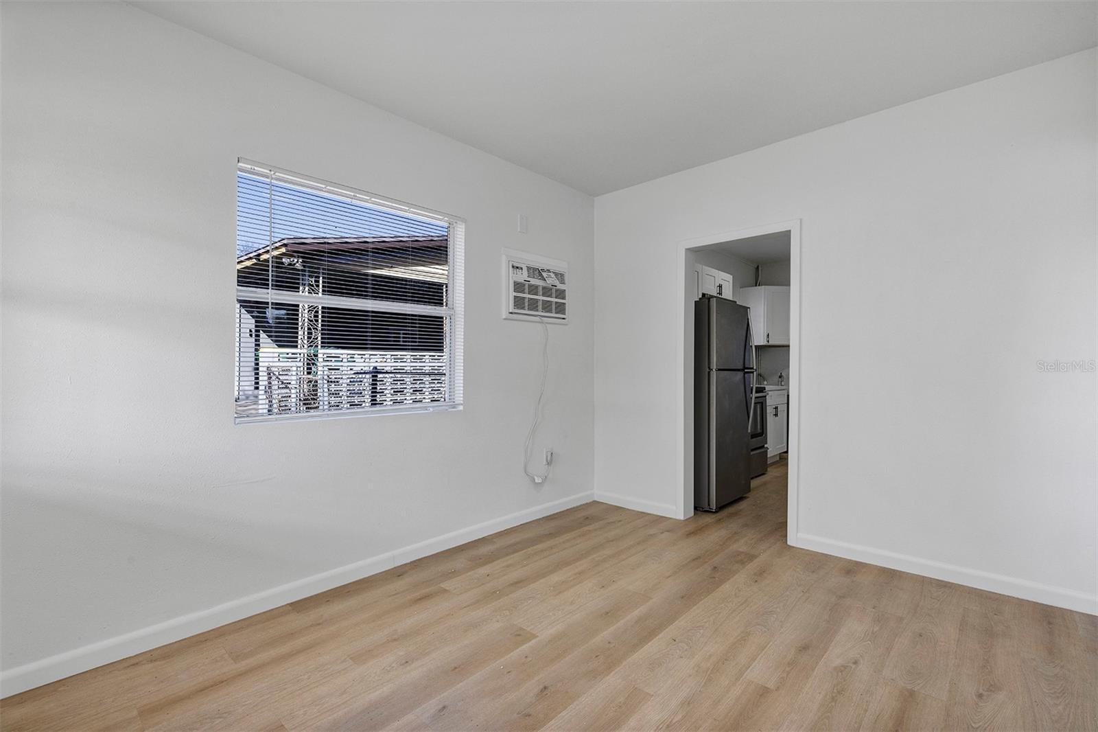 Image 7 of 14 For 734 Thomas Ln  B