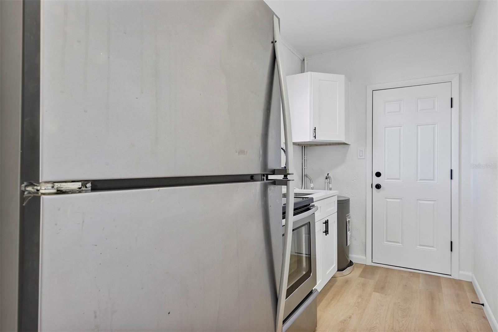 Image 8 of 14 For 734 Thomas Ln  B