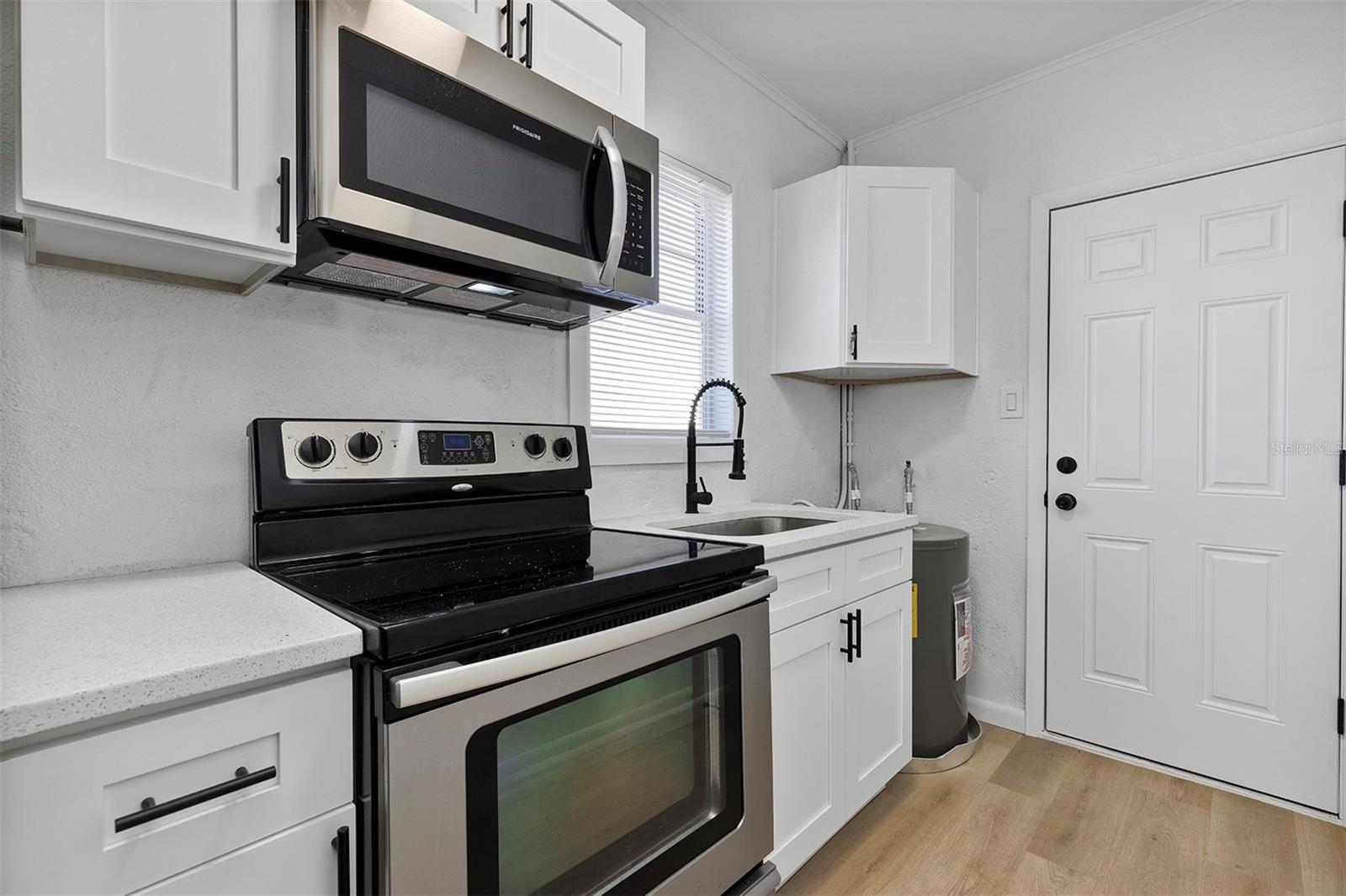 Image 9 of 14 For 734 Thomas Ln  B