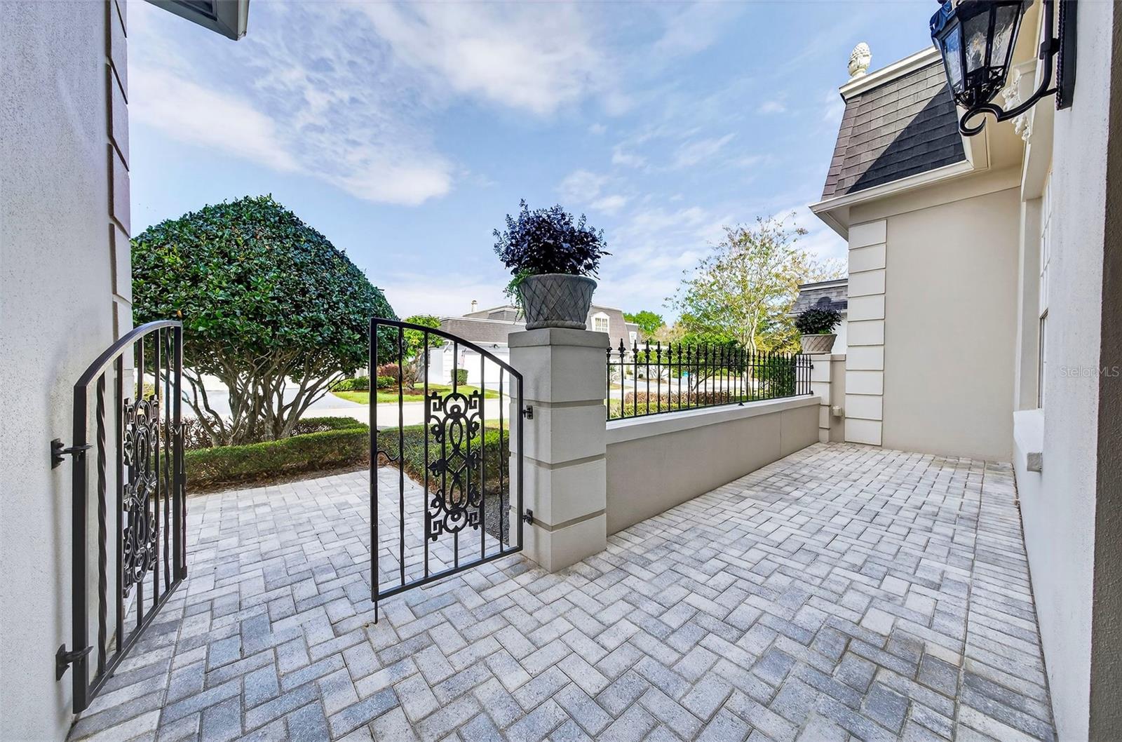 Image 3 of 35 For 925 Ashington Place 3