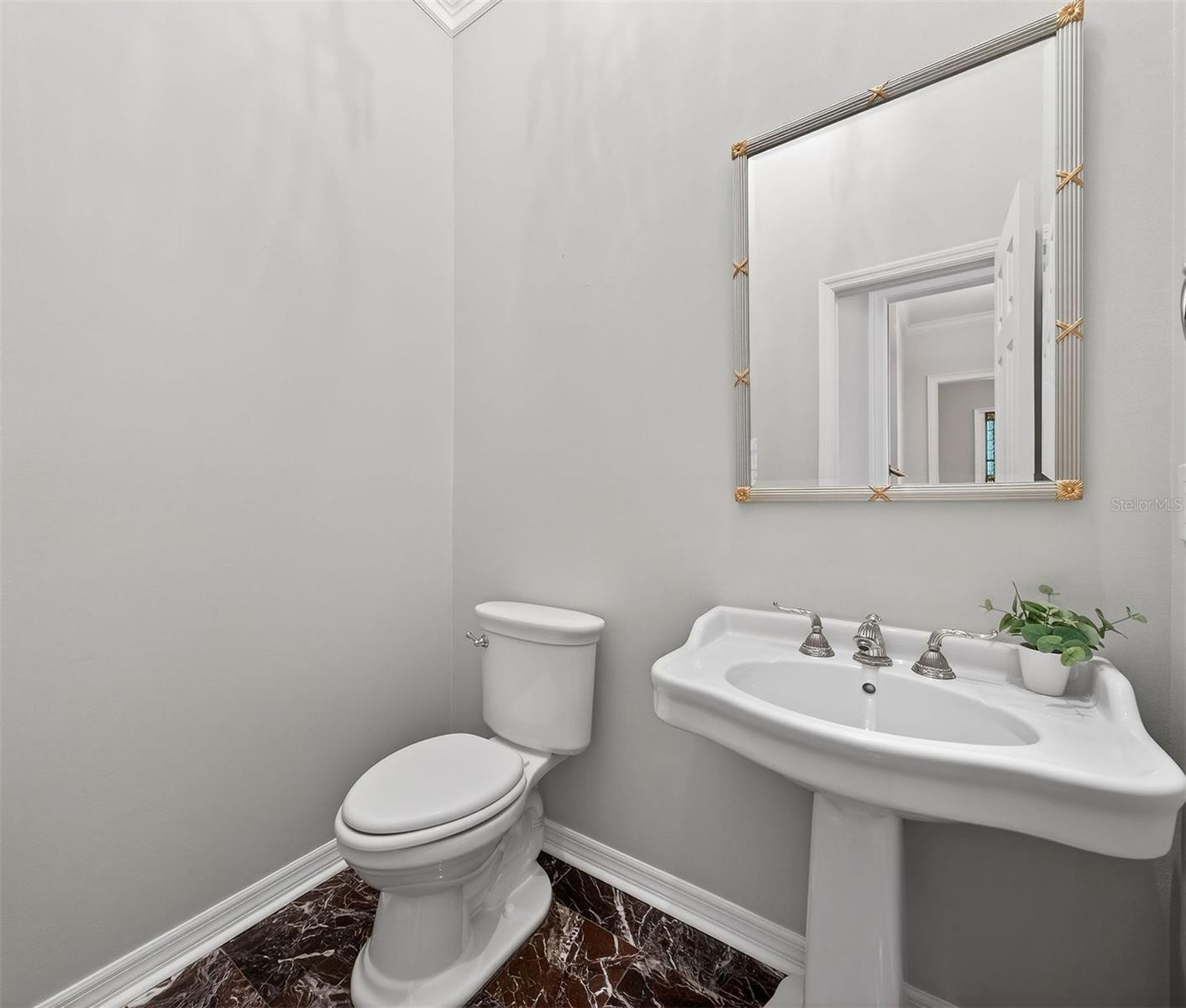 Image 9 of 35 For 925 Ashington Place 3