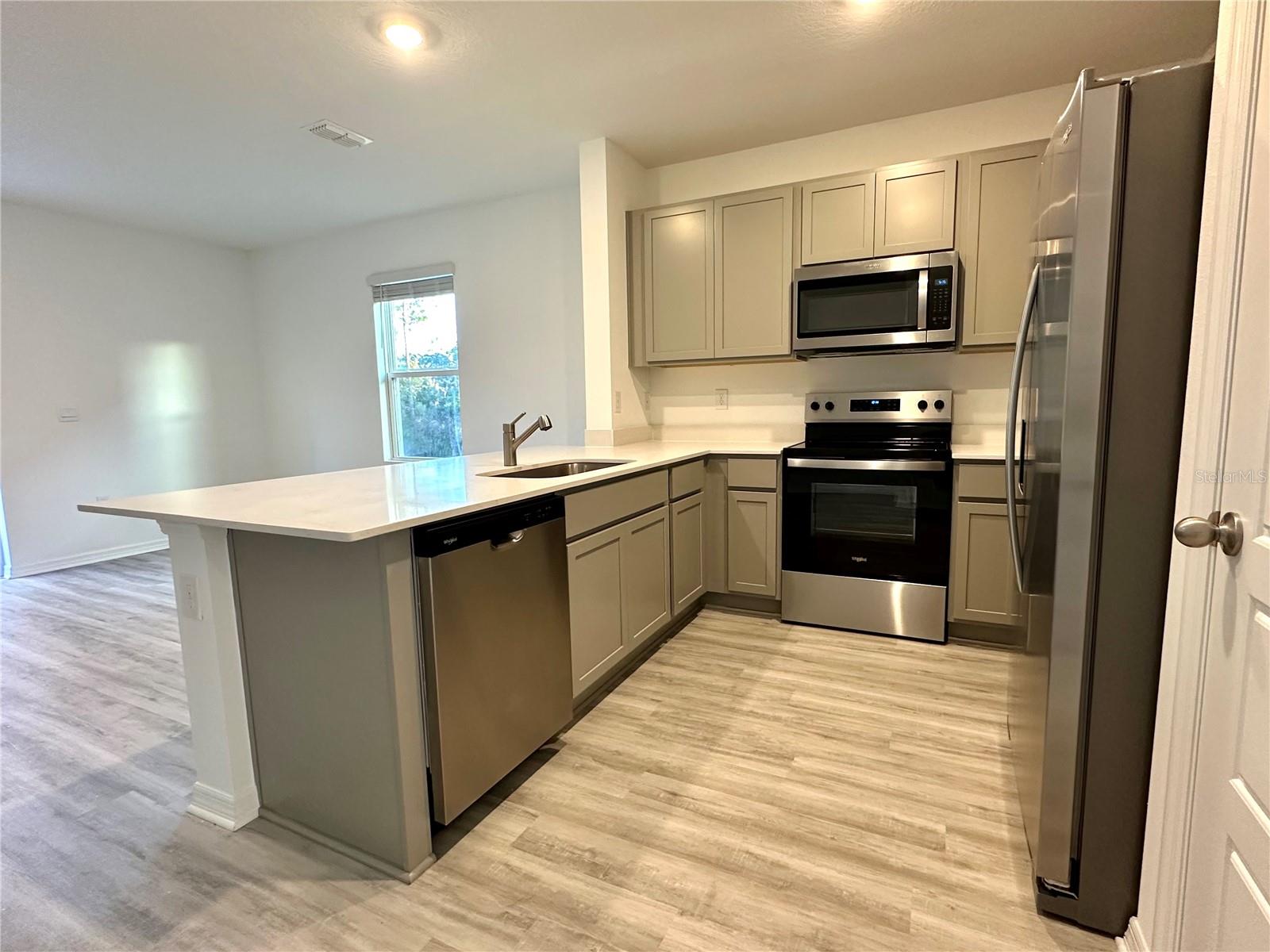 Image 3 of 25 For 2933 Canary Avenue