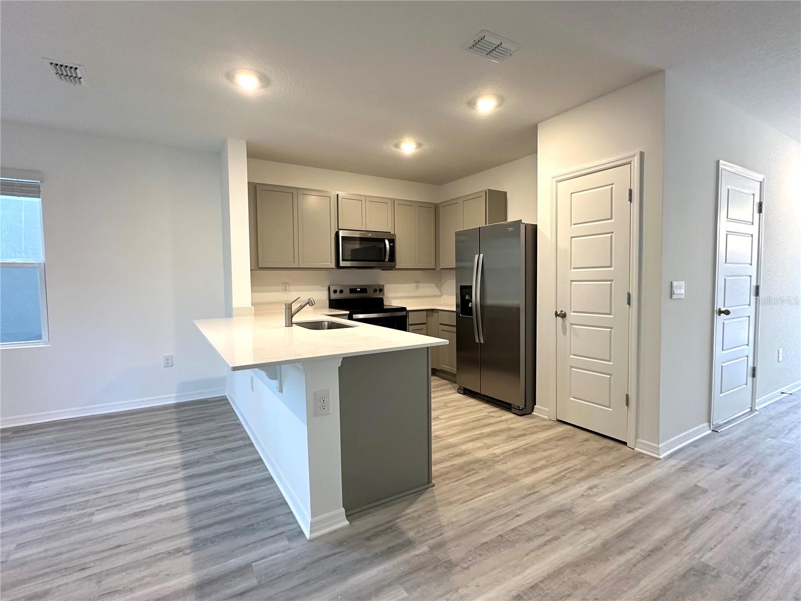 Image 4 of 25 For 2933 Canary Avenue