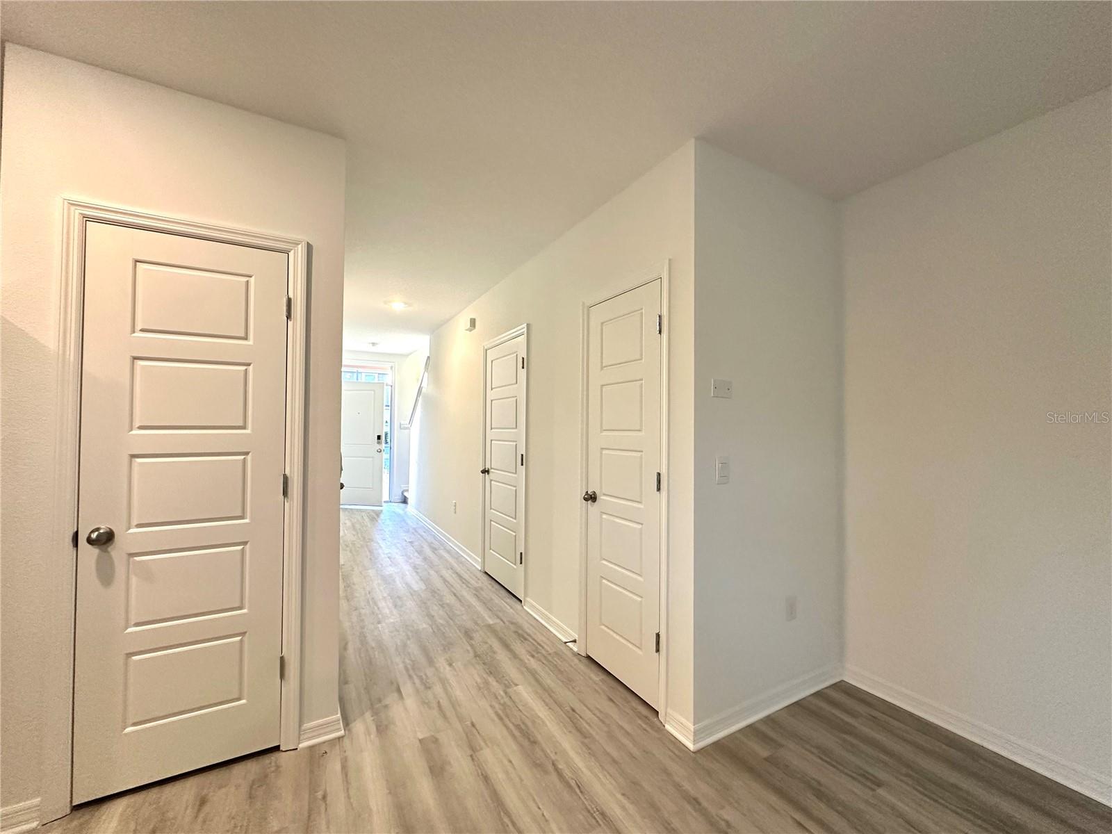 Image 9 of 25 For 2933 Canary Avenue