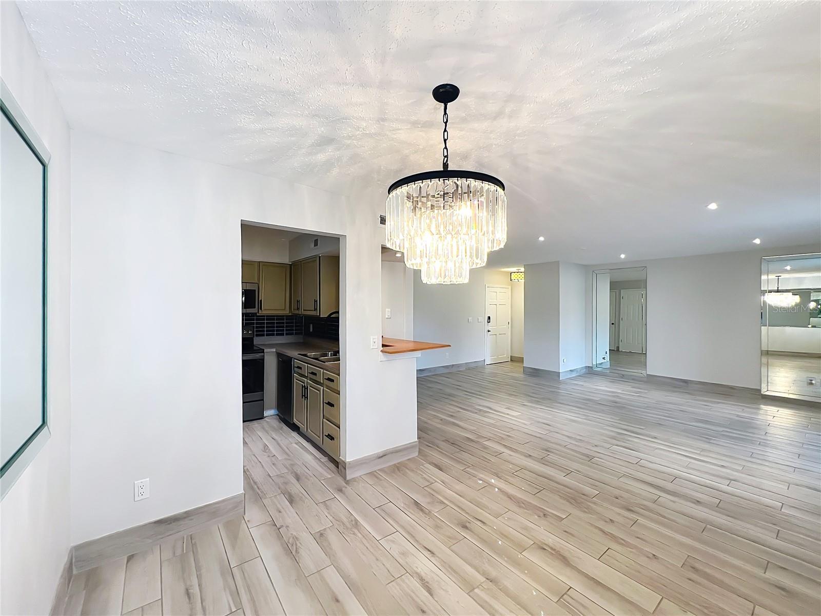 Image 18 of 77 For 470 Par Street 470