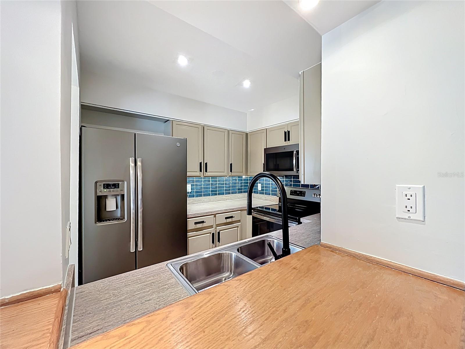 Image 20 of 77 For 470 Par Street 470