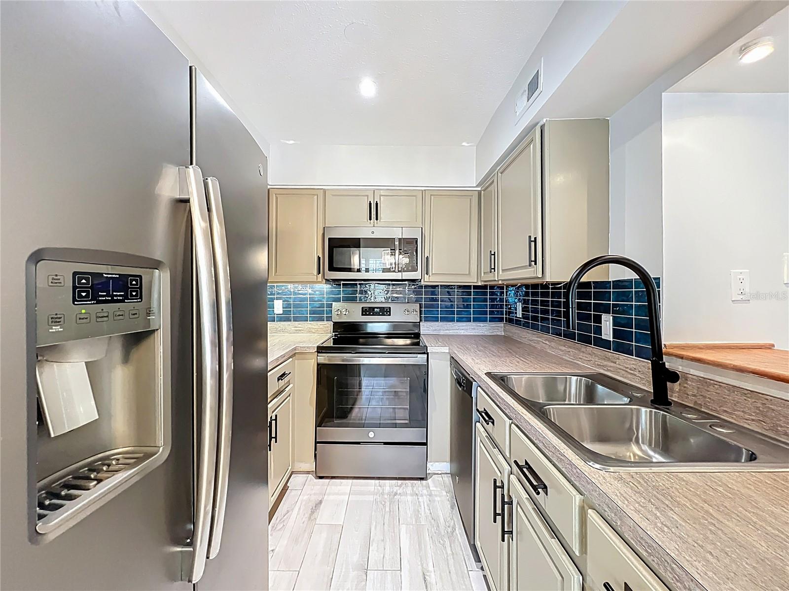 Image 21 of 77 For 470 Par Street 470