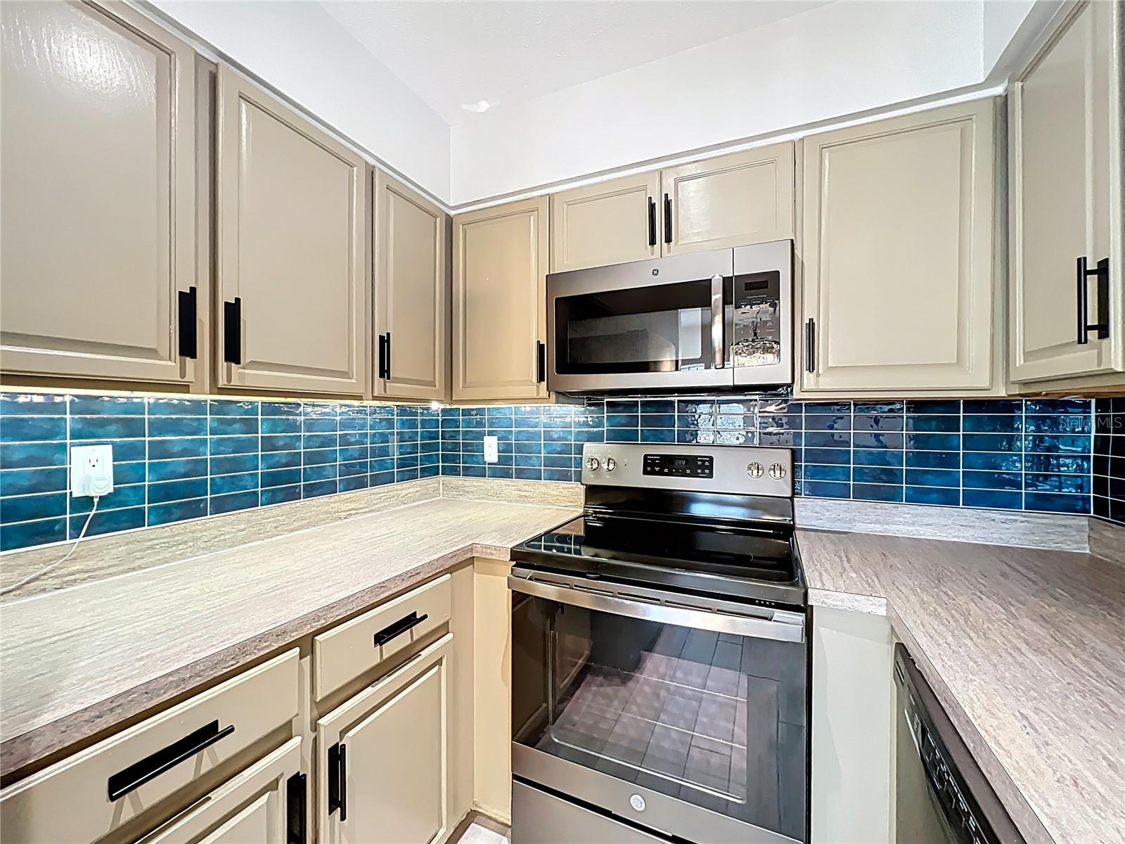 Image 22 of 77 For 470 Par Street 470