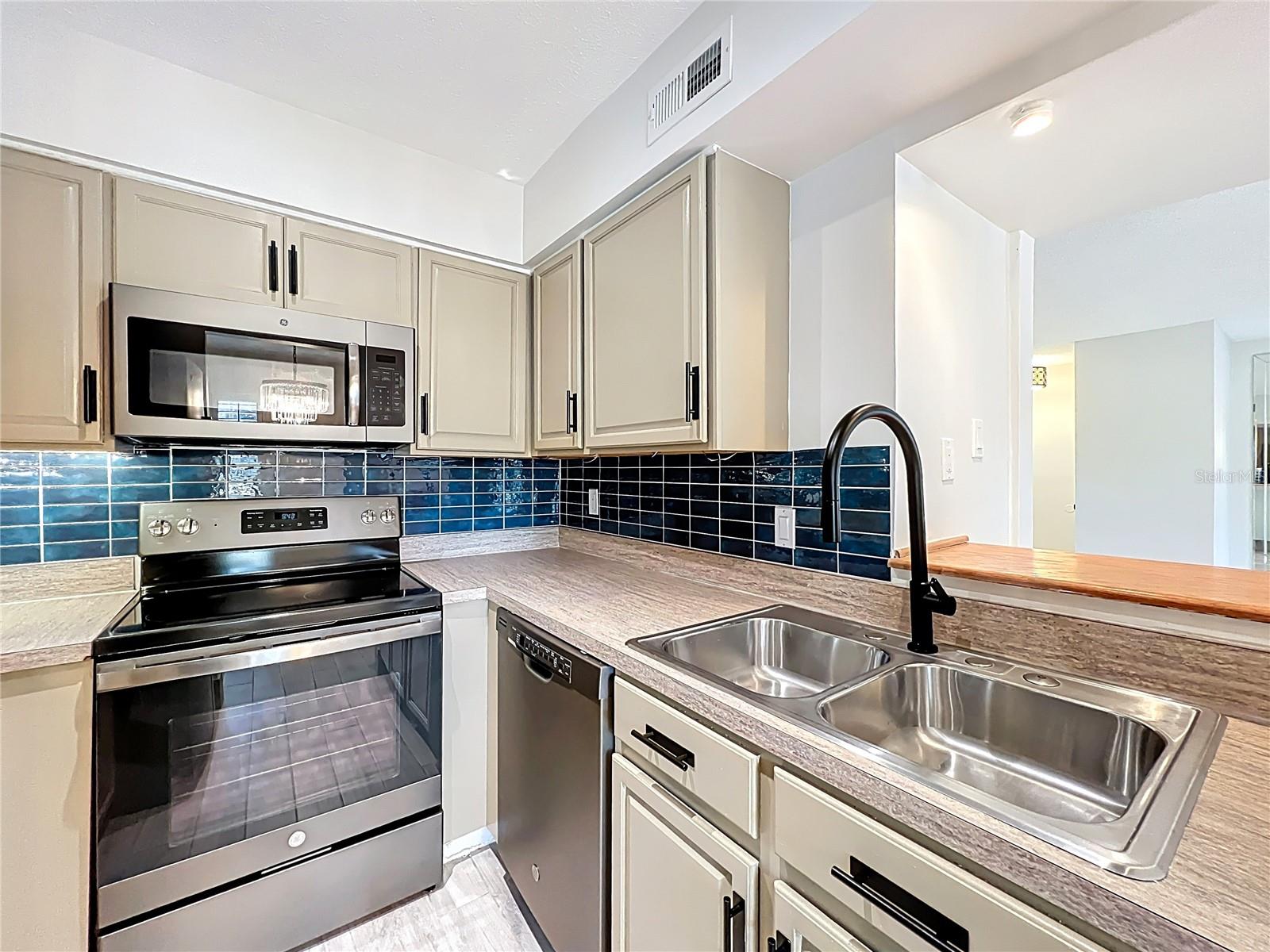 Image 23 of 77 For 470 Par Street 470