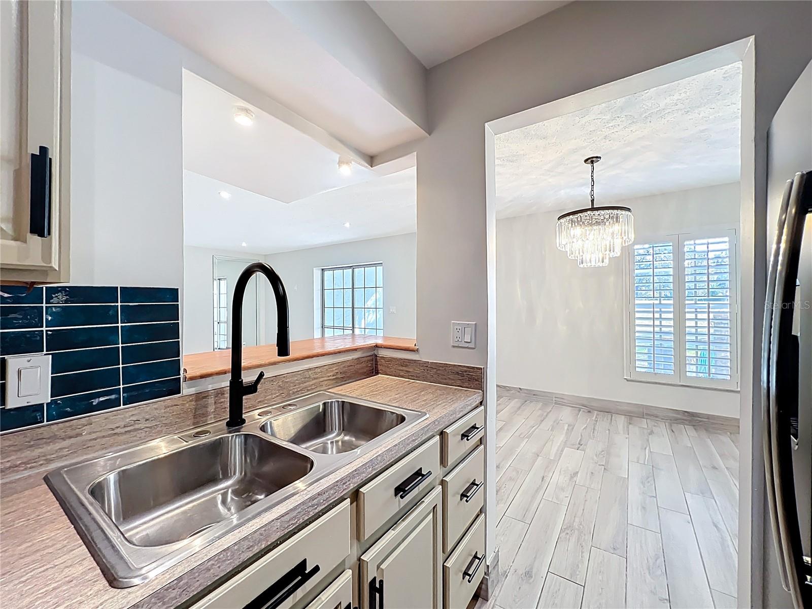 Image 24 of 77 For 470 Par Street 470