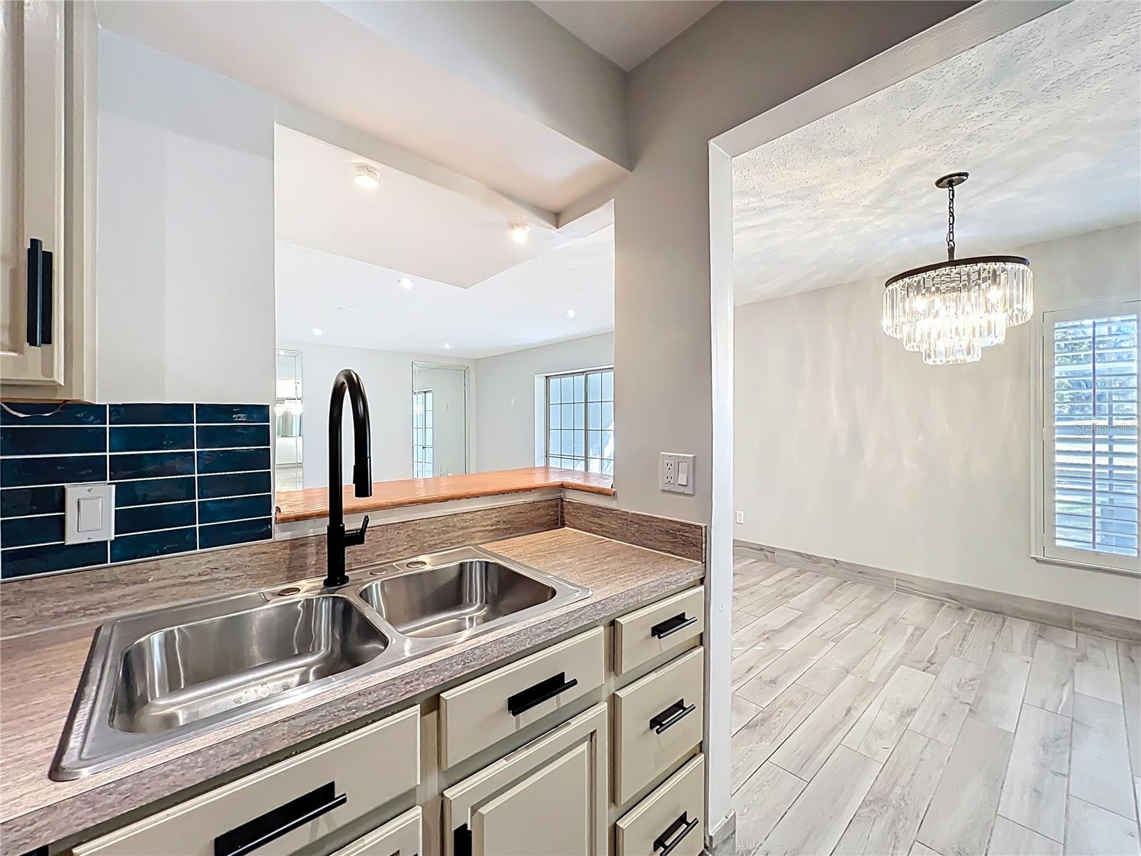 Image 25 of 77 For 470 Par Street 470