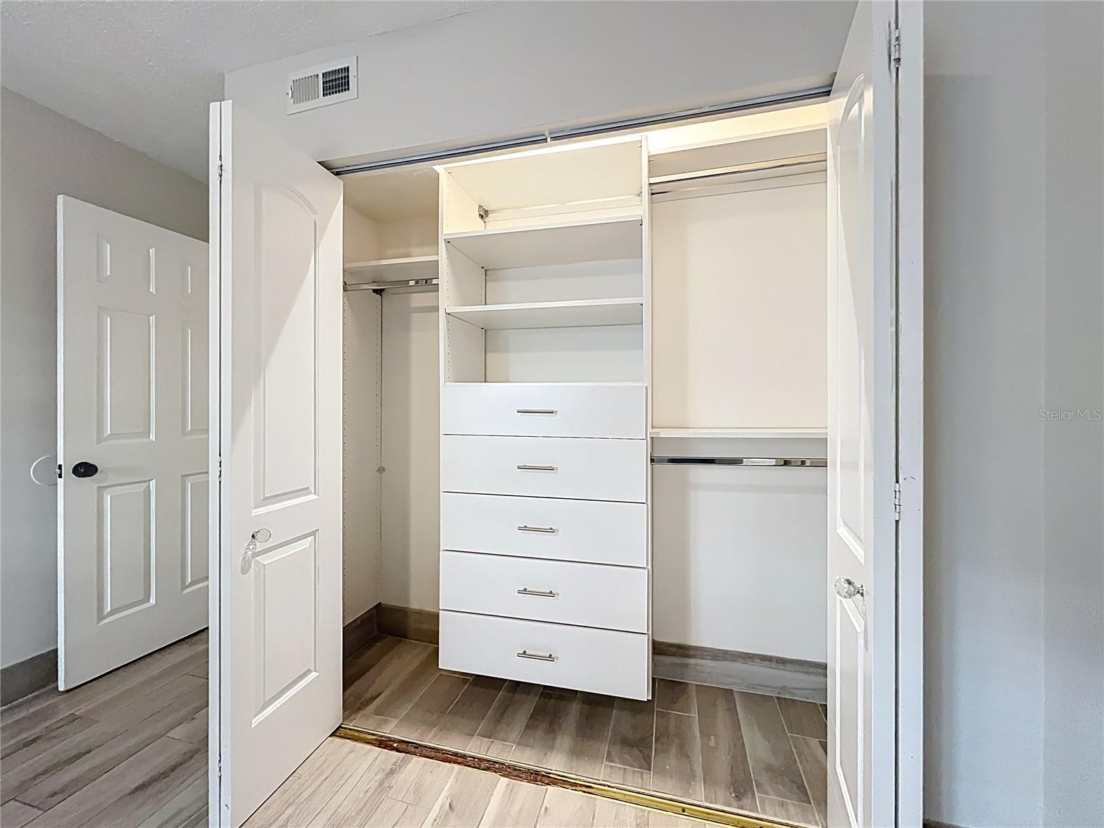 Image 28 of 77 For 470 Par Street 470